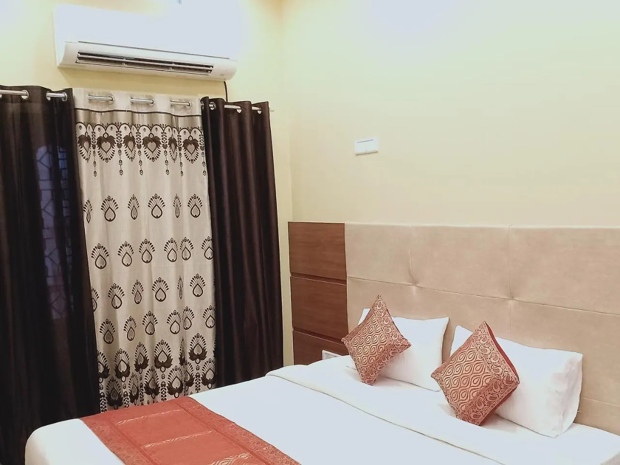 Apartment Rk Appartment 3 Bedroom With Kitchen And Balcony Varanasi India